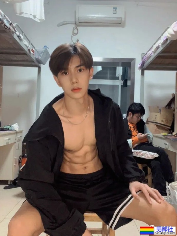 湖北帅气白皮小哥,正装下的身材尽然如此有料 - 51虹马 湖北帅气白皮小哥,正装下的身材尽然如此有料 - 51虹马