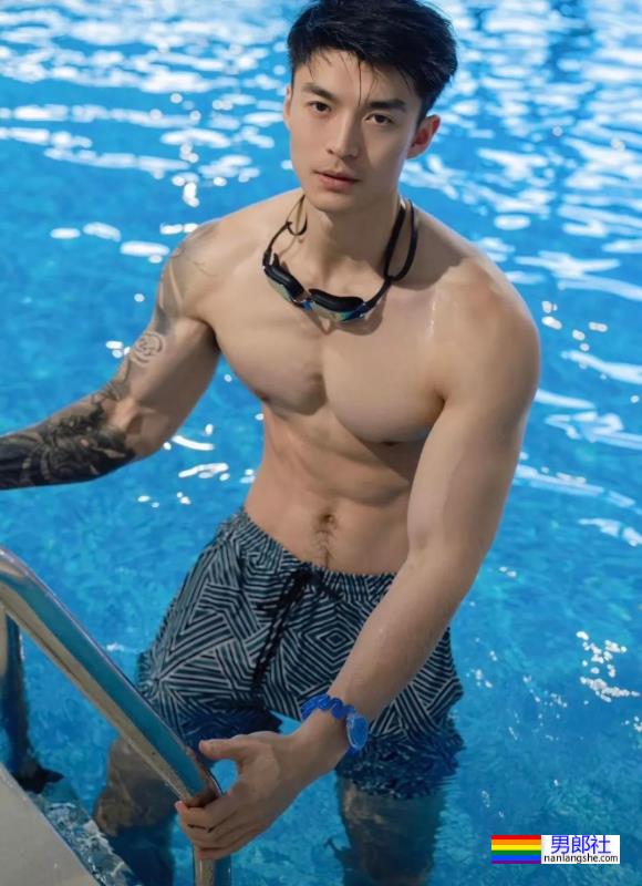 肌肉男花样泳照 - 51虹马