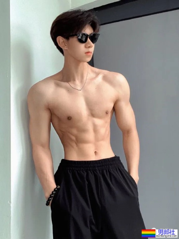 湖北帅气白皮小哥,正装下的身材尽然如此有料 - 51虹马 湖北帅气白皮小哥,正装下的身材尽然如此有料 - 51虹马