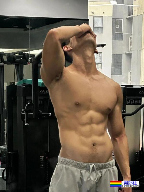 肌肉男花样泳照 - 51虹马