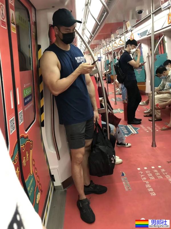 坐公车不小心碰到了对面肌肉帅哥的大腿 - 51虹马