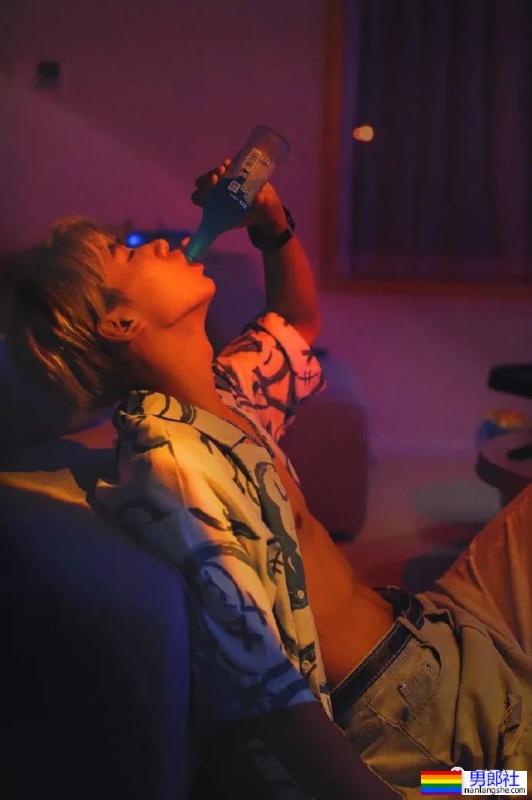 湖北帅气白皮小哥,正装下的身材尽然如此有料 - 51虹马 湖北帅气白皮小哥,正装下的身材尽然如此有料 - 51虹马