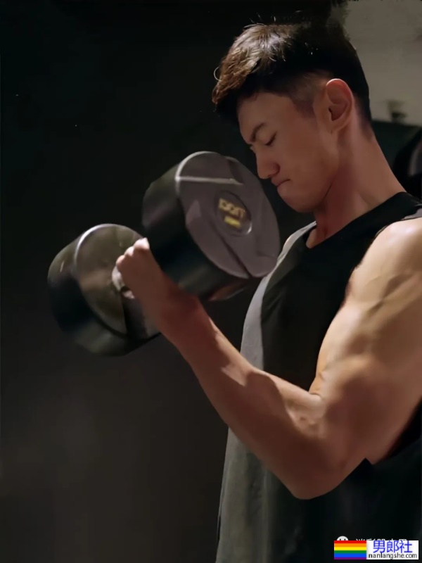 宁泽涛最新肌肉大片出炉！变身壮实的黑皮肌肉男腹毛旺盛 - 51虹马