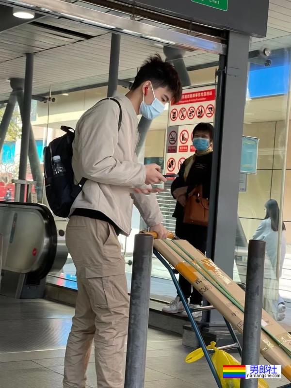 家里的年轻肌肉装修工不穿衣服，太心动了 - 51虹马