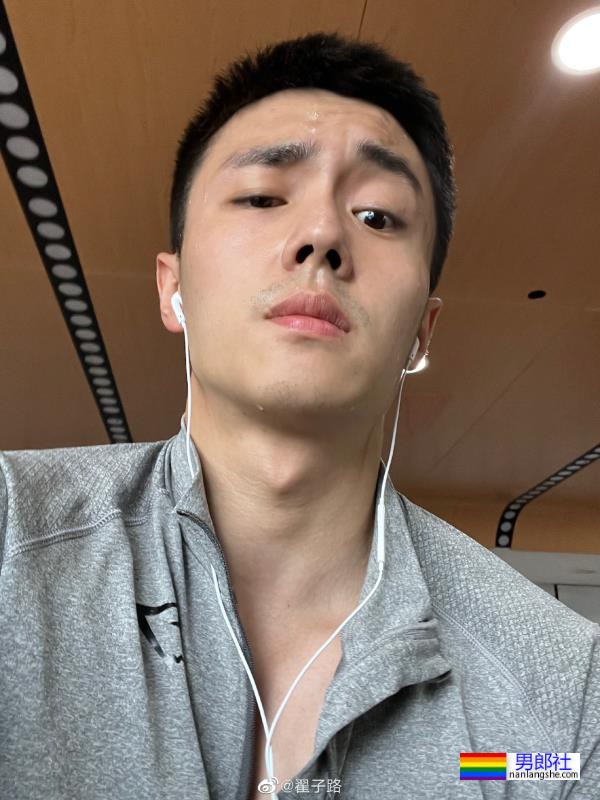 “公零天花板”翟子路秀汗湿的健身照，喉结太性感了！ - 51虹马