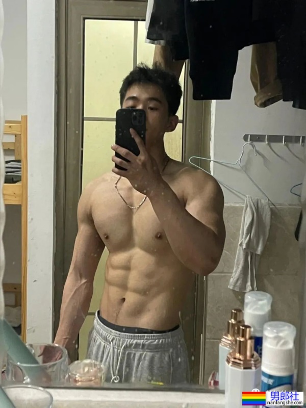 男大学生穿灰裤子宿舍自拍，太好看了！ - 51虹马