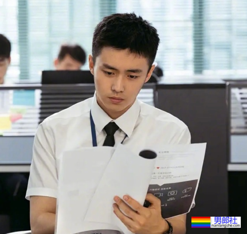 “公零天花板”翟子路秀汗湿的健身照，喉结太性感了！ - 51虹马