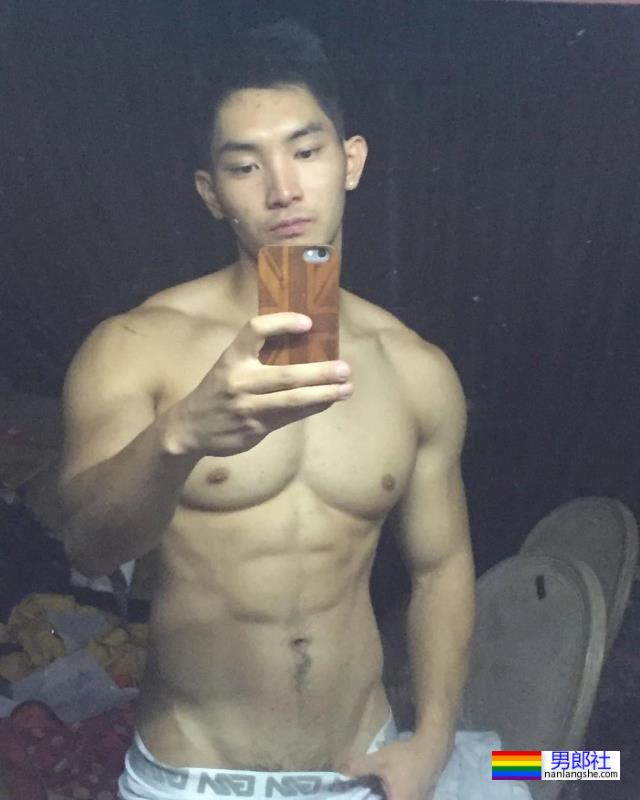 网红包晗近照曝光，这肌肉是认真的吗？也太大了吧！ - 51虹马