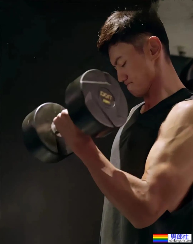 宁泽涛最新肌肉大片出炉！变身壮实的黑皮肌肉男腹毛旺盛 - 51虹马