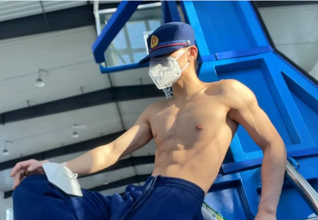 消防员楼道脱衣秀肌肉，八块腹肌的公狗腰太强！-51虹马
