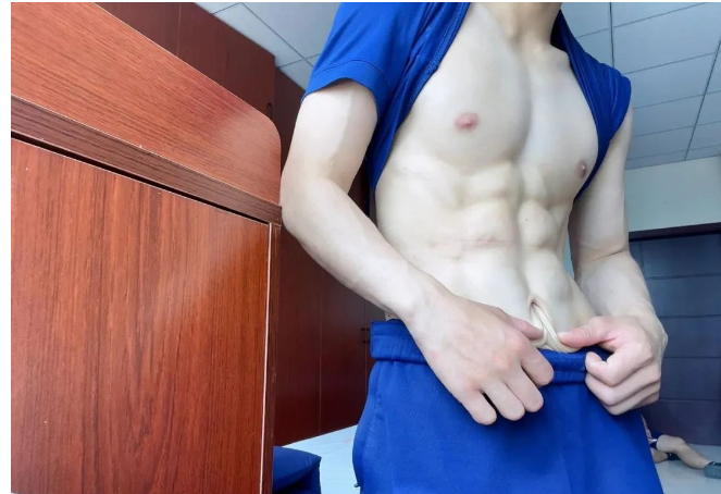 消防员楼道脱衣秀肌肉，八块腹肌的公狗腰太强！ - 51虹马