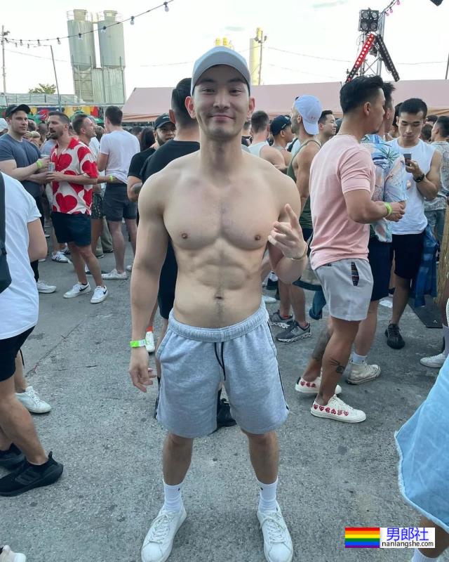 网红包晗近照曝光，这肌肉是认真的吗？也太大了吧！ - 51虹马