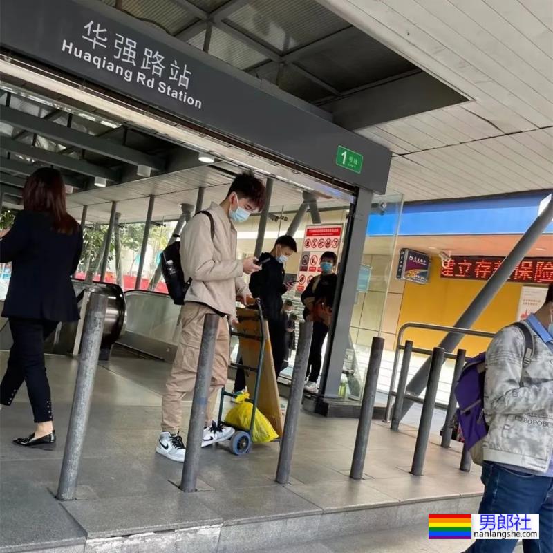 家里的年轻肌肉装修工不穿衣服，太心动了 - 51虹马