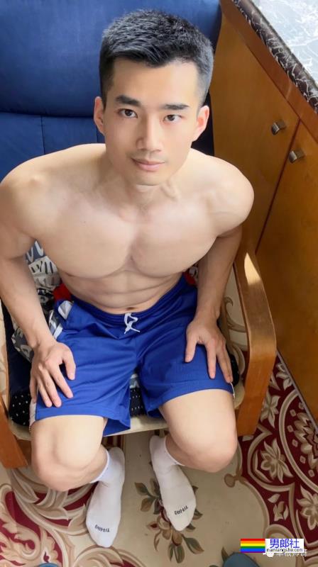 广西肌肉熟男蒙脸秀肌肉，太令人遐想了！ - 51虹马