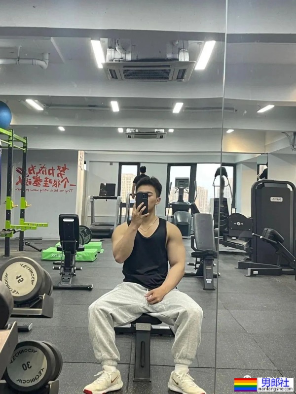 男大学生穿灰裤子宿舍自拍，太好看了！ - 51虹马