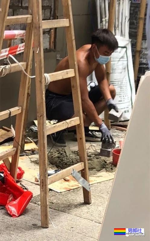 家里的年轻肌肉装修工不穿衣服，太心动了-51虹马
