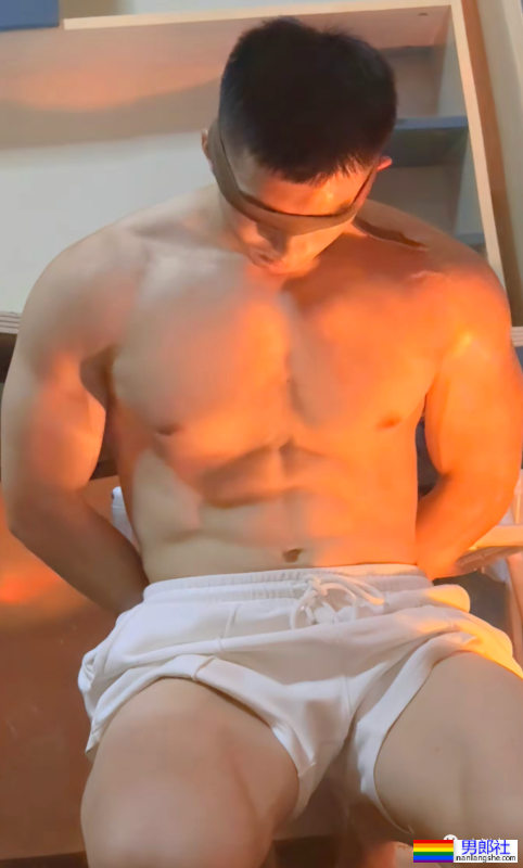 这拍照角度也太欲了！广西大鼻子肌肉小哥实力出圈！-51虹马