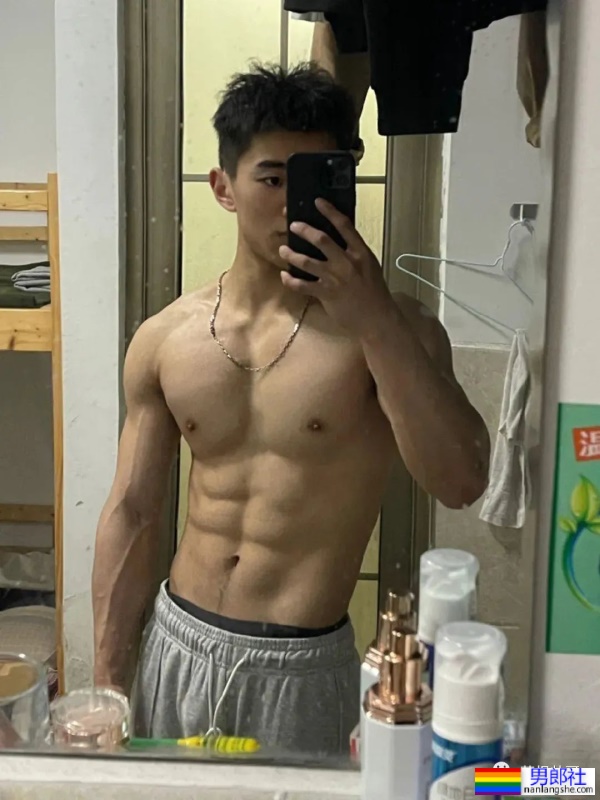 男大学生穿灰裤子宿舍自拍，太好看了！-51虹马