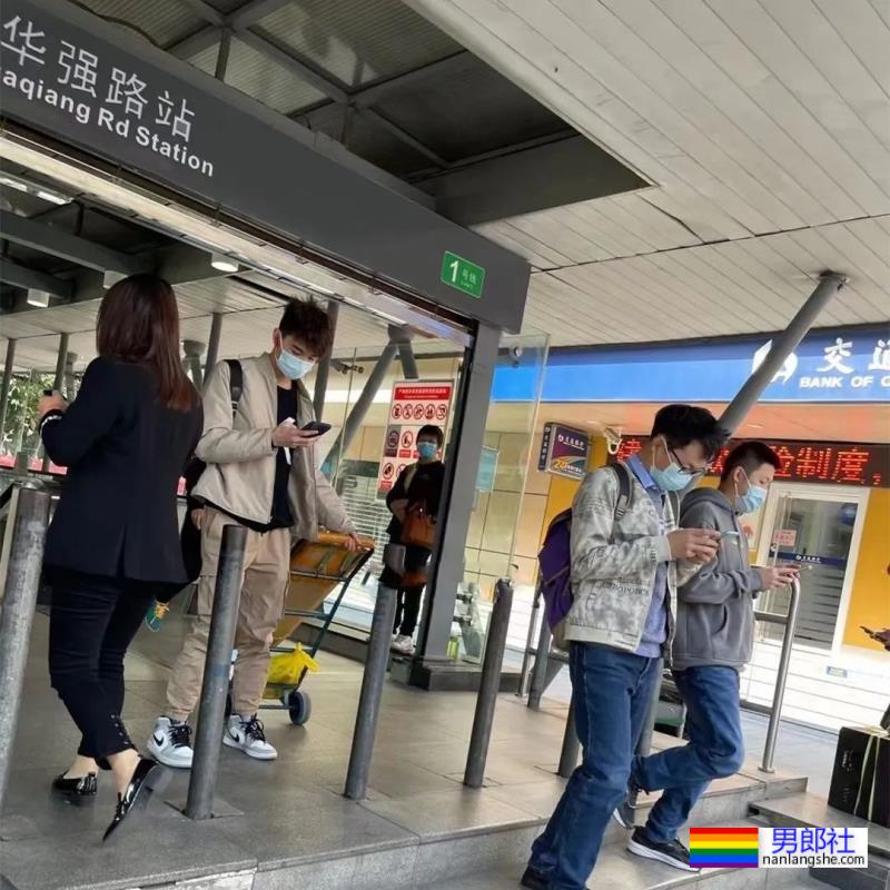 家里的年轻肌肉装修工不穿衣服，太心动了 - 51虹马