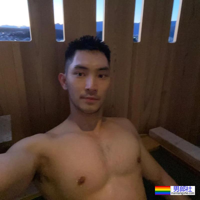 网红包晗近照曝光，这肌肉是认真的吗？也太大了吧！ - 51虹马