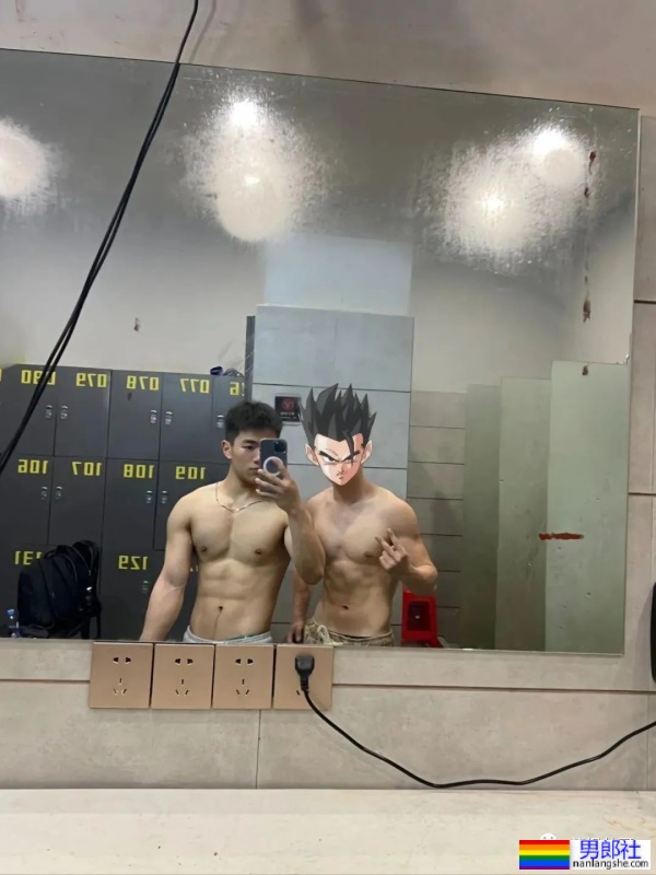 男大学生穿灰裤子宿舍自拍，太好看了！ - 51虹马