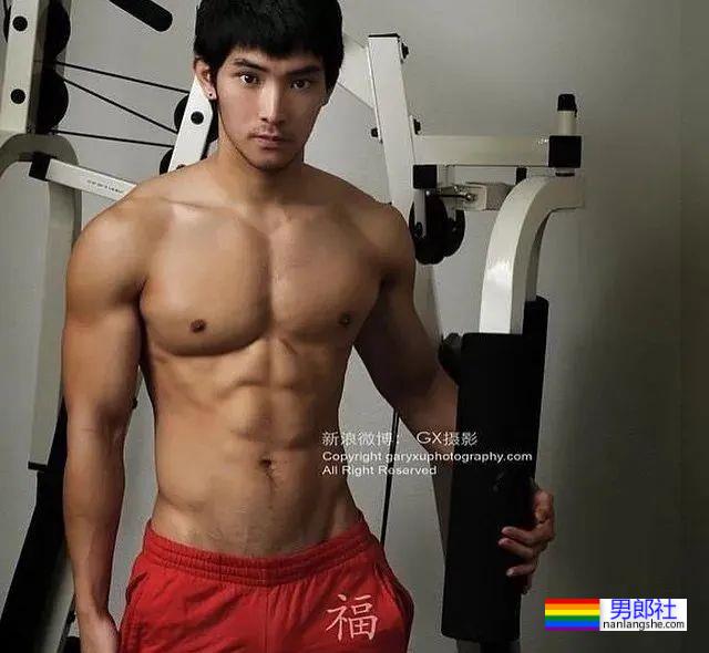 网红包晗近照曝光，这肌肉是认真的吗？也太大了吧！ - 51虹马