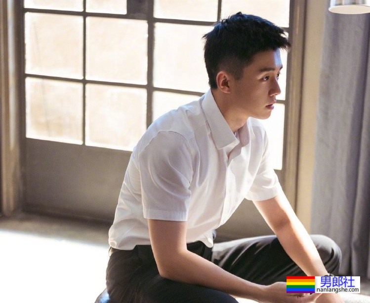 “公零天花板”翟子路秀汗湿的健身照，喉结太性感了！ - 51虹马