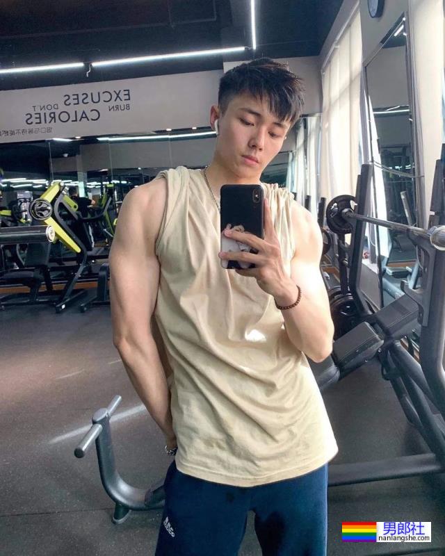 “公零天花板”翟子路秀汗湿的健身照，喉结太性感了！ - 51虹马