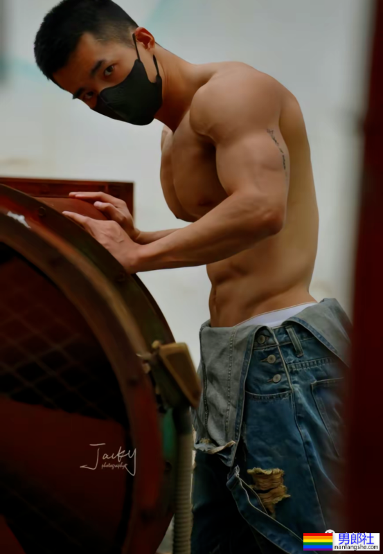 这拍照角度也太欲了!广西大鼻子肌肉小哥实力出圈! - 51虹马 这拍照角度也太欲了!广西大鼻子肌肉小哥实力出圈! - 51虹马