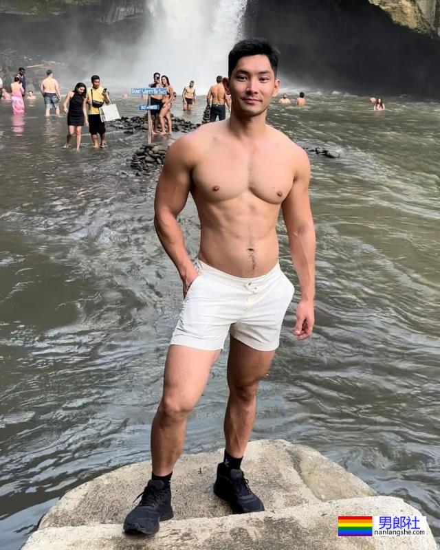 网红包晗近照曝光，这肌肉是认真的吗？也太大了吧！ - 51虹马