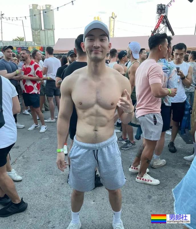 网红包晗近照曝光，这肌肉是认真的吗？也太大了吧！ - 51虹马