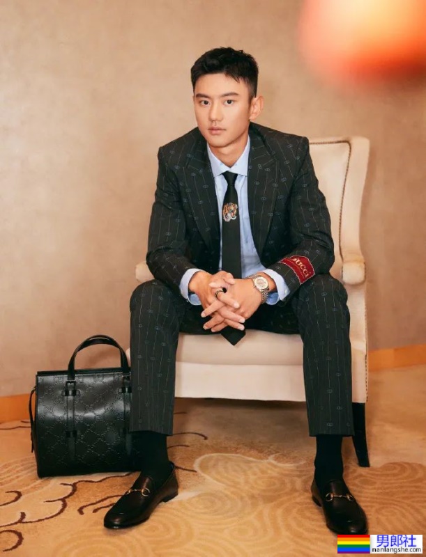 宁泽涛最新肌肉大片出炉！变身壮实的黑皮肌肉男腹毛旺盛 - 51虹马