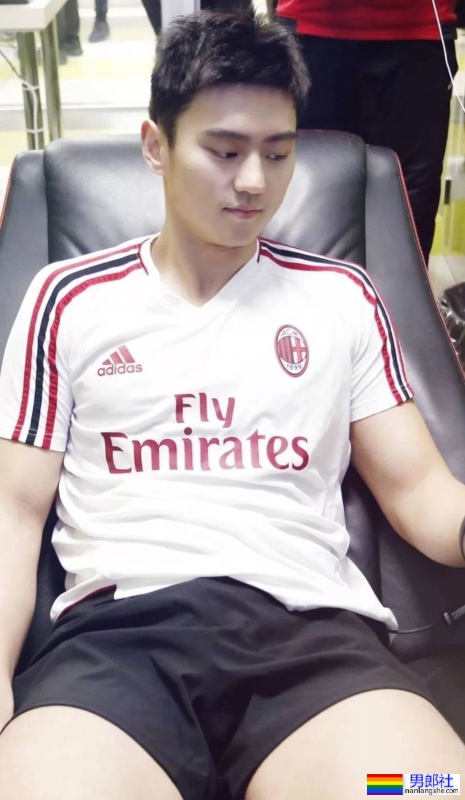 宁泽涛最新肌肉大片出炉！变身壮实的黑皮肌肉男腹毛旺盛 - 51虹马