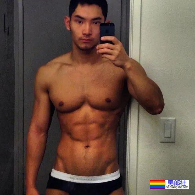 网红包晗近照曝光，这肌肉是认真的吗？也太大了吧！ - 51虹马