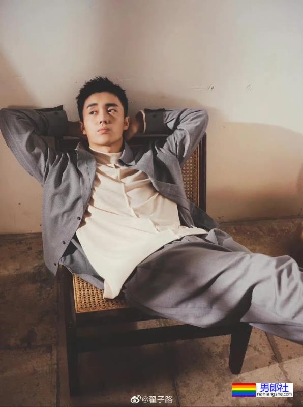 “公零天花板”翟子路秀汗湿的健身照，喉结太性感了！ - 51虹马