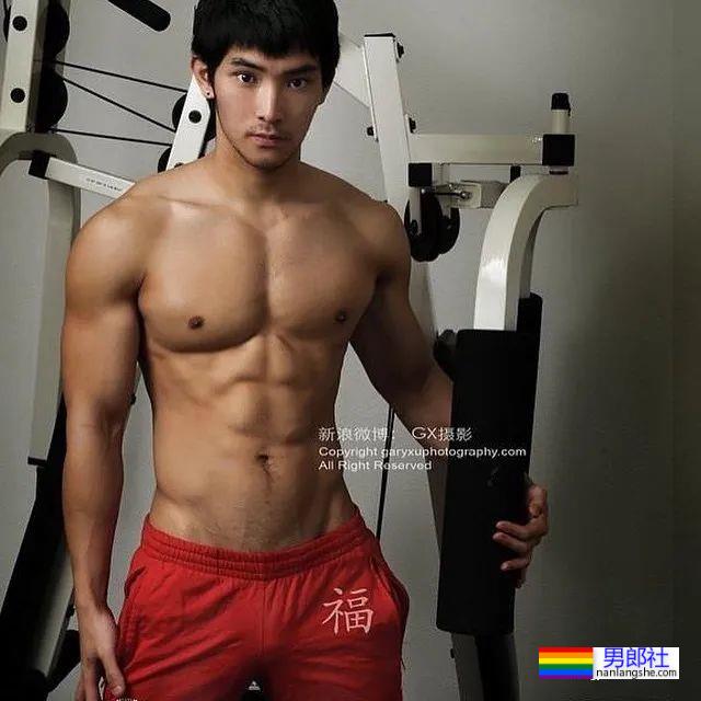 网红包晗近照曝光，这肌肉是认真的吗？也太大了吧！ - 51虹马