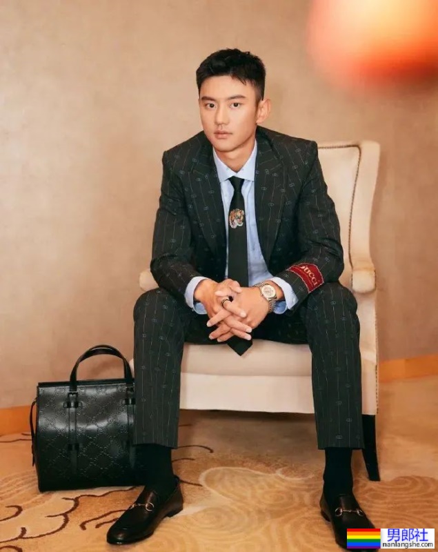 宁泽涛最新肌肉大片出炉！变身壮实的黑皮肌肉男腹毛旺盛 - 51虹马