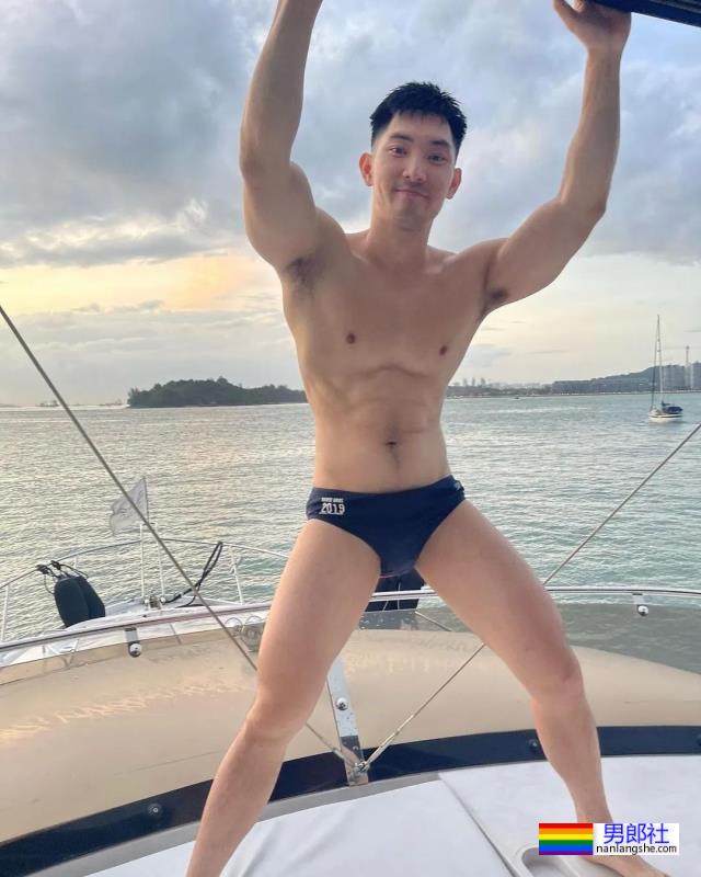 网红包晗近照曝光，这肌肉是认真的吗？也太大了吧！ - 51虹马