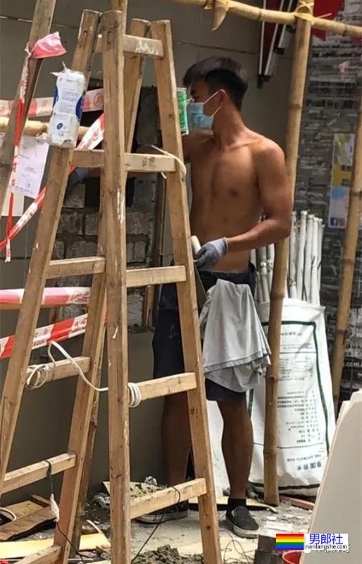 家里的年轻肌肉装修工不穿衣服，太心动了 - 51虹马