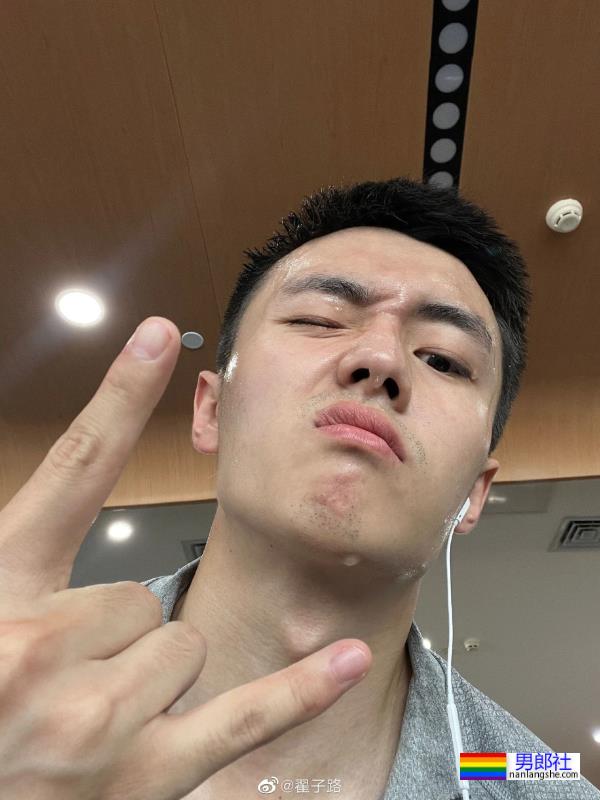 “公零天花板”翟子路秀汗湿的健身照，喉结太性感了！ - 51虹马