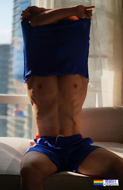 广西肌肉熟男蒙脸秀肌肉，太令人遐想了！ - 51虹马