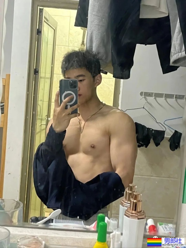 男大学生穿灰裤子宿舍自拍，太好看了！ - 51虹马