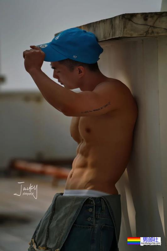 广西肌肉熟男蒙脸秀肌肉，太令人遐想了！ - 51虹马