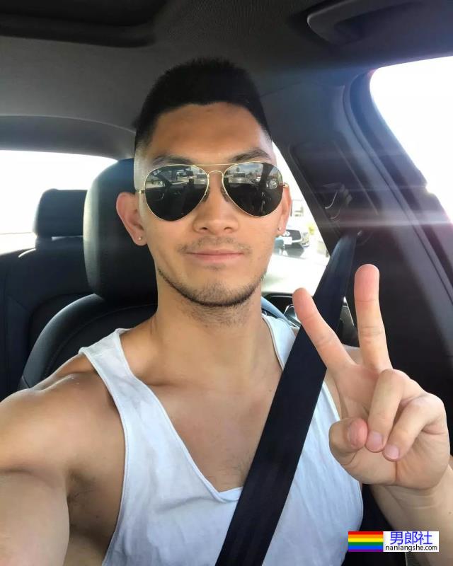 网红包晗近照曝光，这肌肉是认真的吗？也太大了吧！ - 51虹马