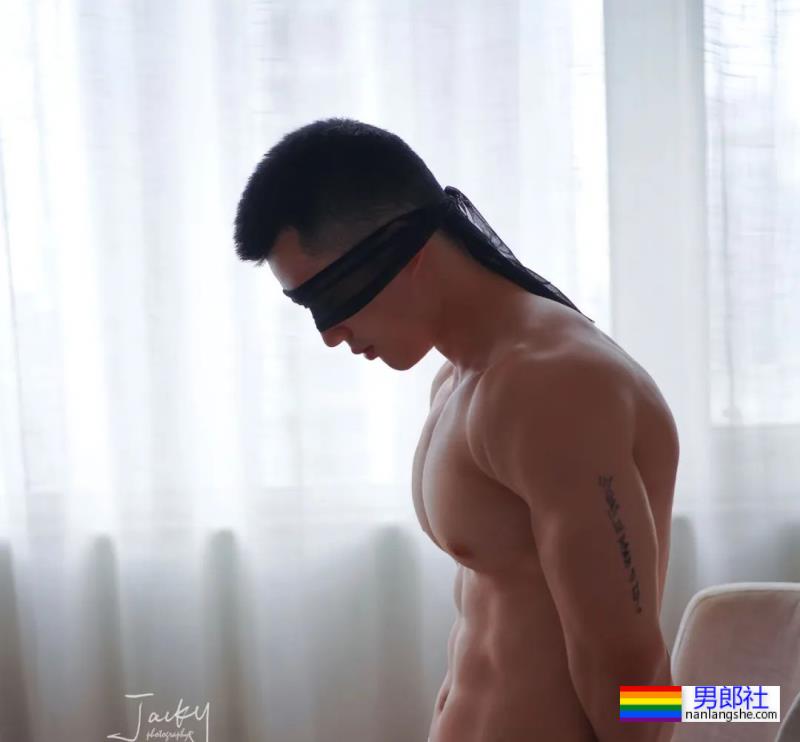 广西肌肉熟男蒙脸秀肌肉，太令人遐想了！ - 51虹马