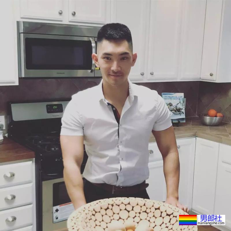 网红包晗近照曝光，这肌肉是认真的吗？也太大了吧！ - 51虹马