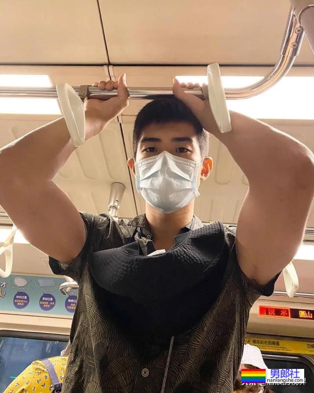 家里的年轻肌肉装修工不穿衣服，太心动了 - 51虹马