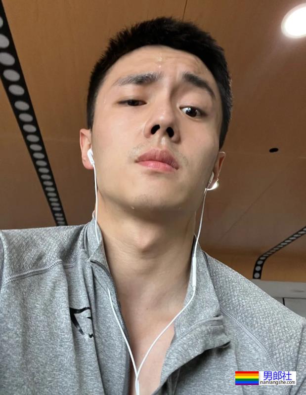 “公零天花板”翟子路秀汗湿的健身照，喉结太性感了！ - 51虹马