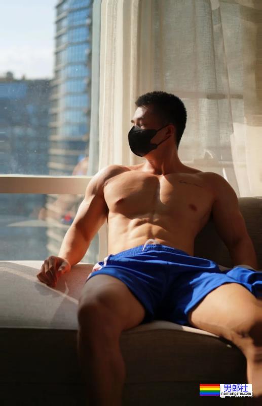 广西肌肉熟男蒙脸秀肌肉，太令人遐想了！ - 51虹马