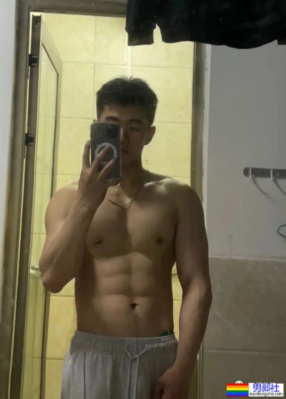 男大学生穿灰裤子宿舍自拍，太好看了！ - 51虹马